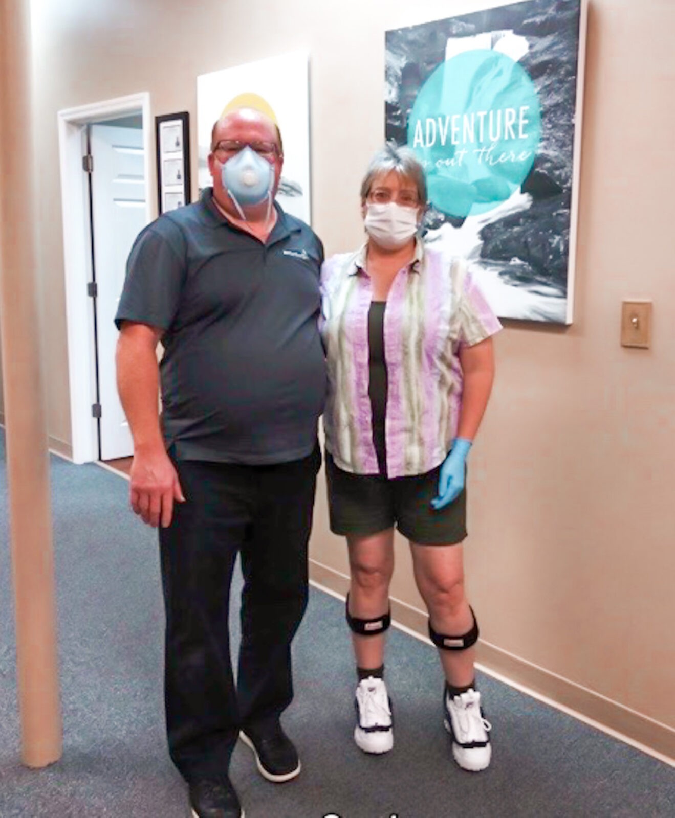 WOMAN WEARING TURBOMED AFO'S STANDING WITH HER WESTCOAST BRACE AND LIMB MALE ORTHOTIST