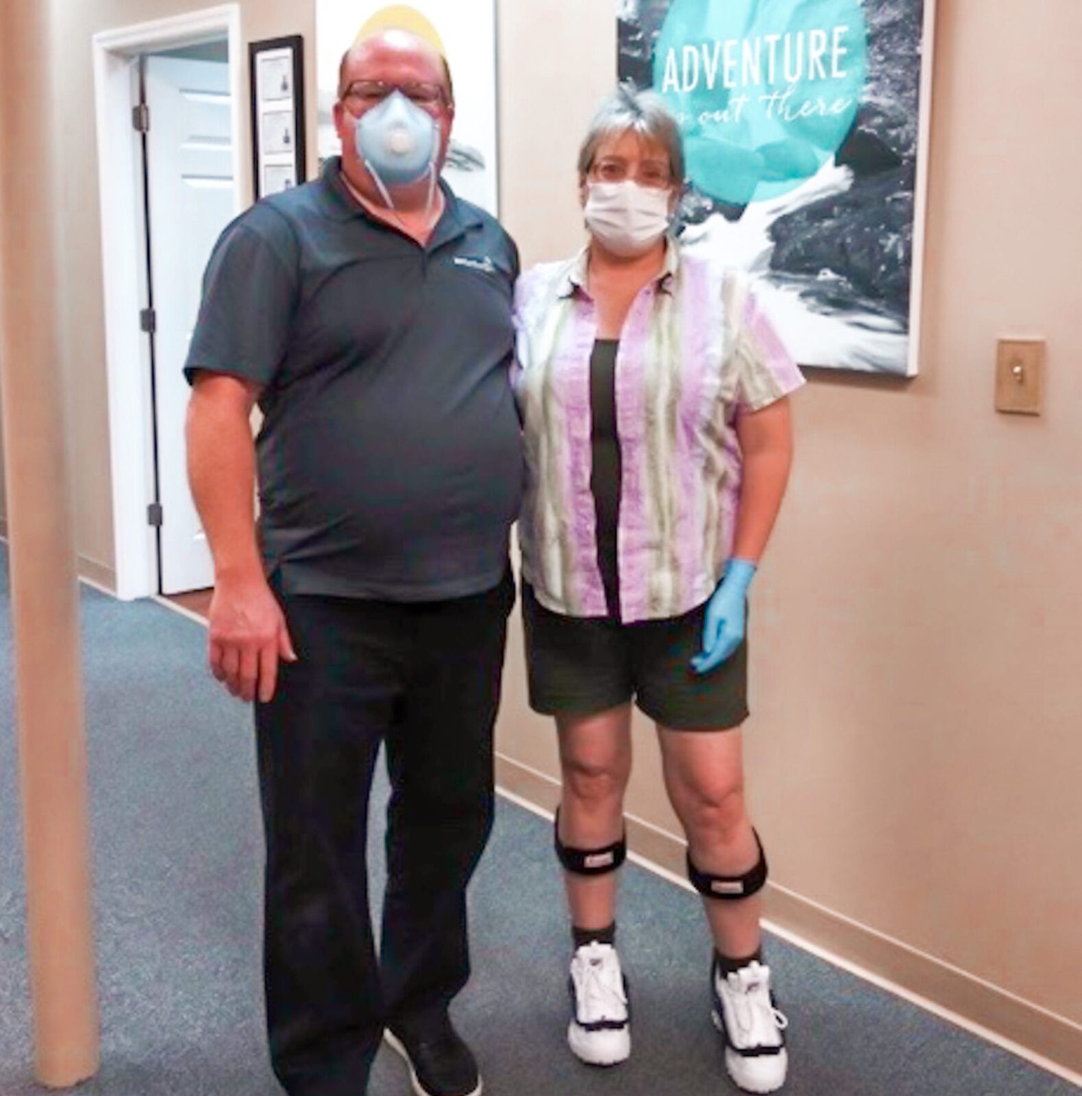 WOMAN WEARING TURBOMED AFO'S STANDING WITH HER WESTCOAST BRACE AND LIMB MALE ORTHOTIST